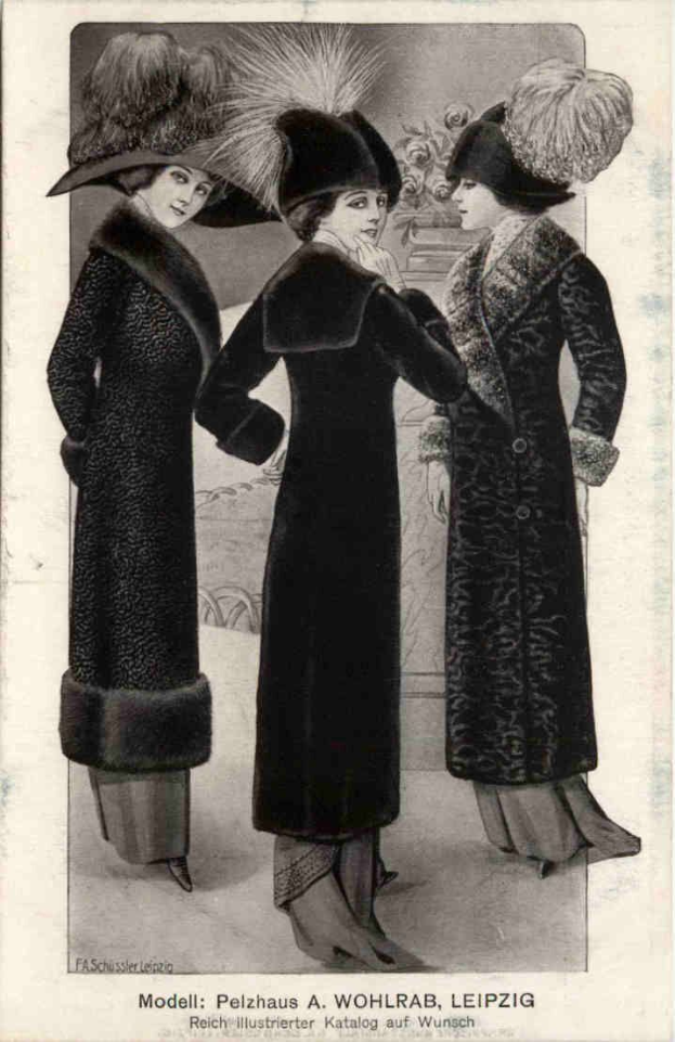 Drei Frauen in schwarzen Mänteln und Hüten stehen nebeneinander, mit einer Blumenvase im Hintergrund, auf einem Schwarz-Weiß-Bild mit der Aufschrift 'Fashions of the 1920s'.