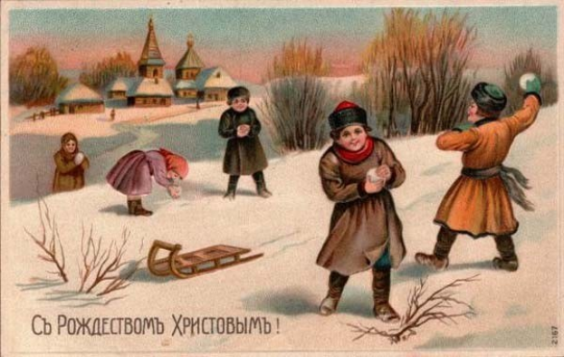 Kinder beim Spielen im Schnee mit einem Schlitten, umgeben von Pflanzen, Bäumen und Häusern, mit dem Text 'Russische Weihnachtskarte' unten.
