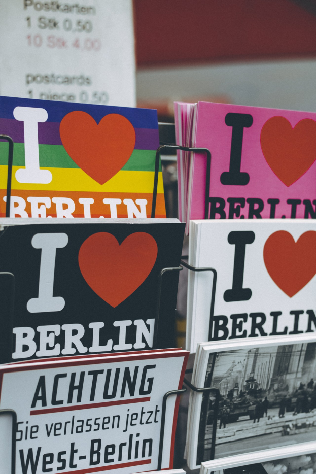 Ein Displayständer mit Büchern und Postern, die den Satz "Ich Liebe Berlin" gegen einen sanft unscharfen Hintergrund zeigen.