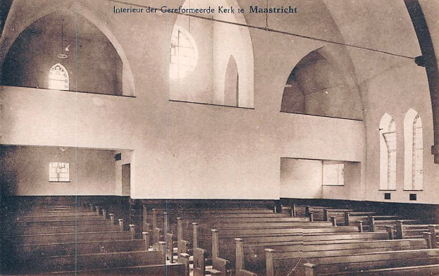 Schwarzes und weißes Foto eines alten Kircheninneren mit hölzernen Kirchenbänken, tragenden Pfosten, Fenstern und einer Wand, mit Text oben.