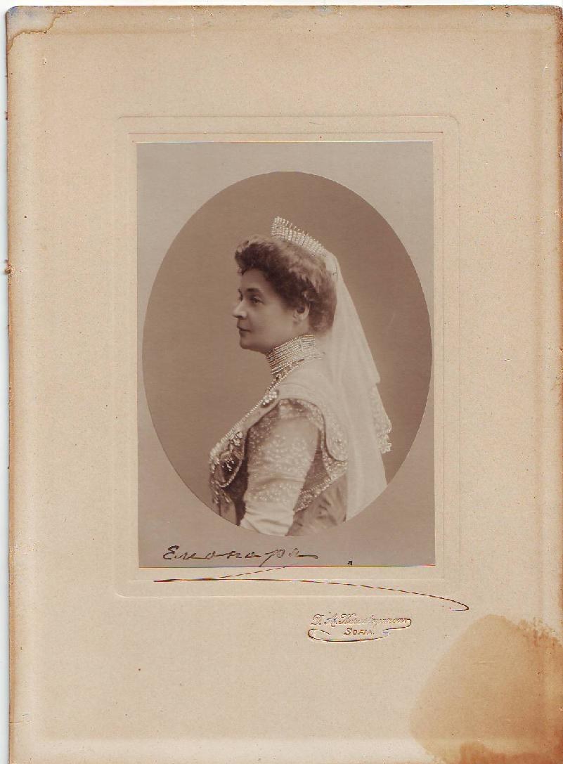 Kaiserin Maria Fjodorowna von Russland auf einem alten Foto, in einem weißen Hochzeitskleid mit Schleier, Tiara und elegantem Hairstyle, majestätisch und würdevoll aussehend.