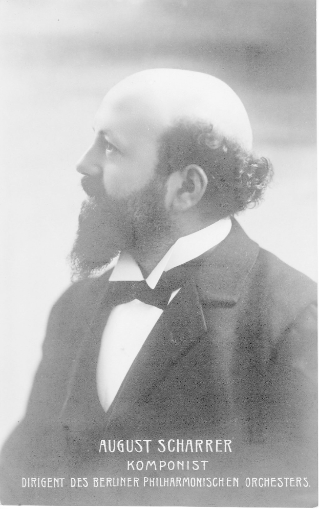 Ein Schwarz-Weiß-Foto von August Scharrer, einem deutschen Komponisten, der einen Blazer und eine Krawatte trägt, mit Text unten auf dem Bild.