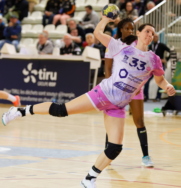 Frauen spielen Handball auf einem Feld mit einem Ball im Spiel, in einer Stadionatmosphäre während der Futsal-Weltmeisterschaft 2019 in Paris, Frankreich.