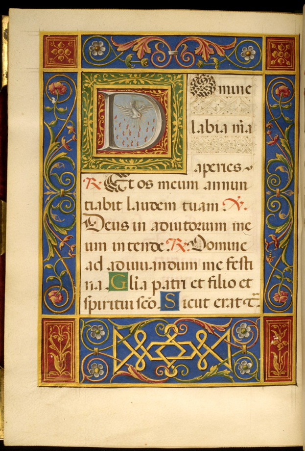 Eine offene Buchseite aus einer illuminierten Handschrift mit einem großen, verzierten Buchstaben 'D', umgeben von kunstvollen Entwürfen und Text in leuchtenden Farben.