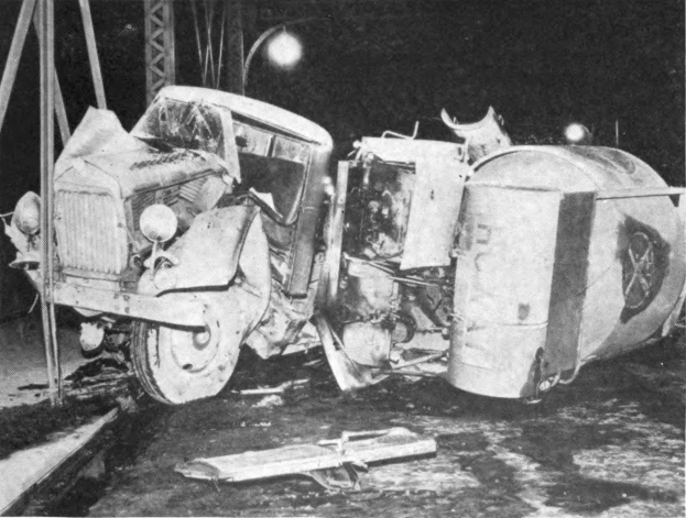 Schwarz-weiß-Foto eines umgestürzten Autos am Straßenrand mit Metallstangen und einem Laternenpfahl im Hintergrund, beschriftet mit "1930er-Autounfall" unten.