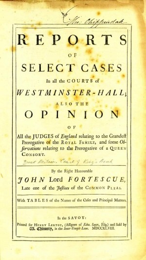 Deckblatt eines alten Buches mit dem Titel "Berichte über ausgew├Ąhlte F├Ąlle in den Gerichten von Westminster-Hall, auch die Meinung von John Lord Fortescue" mit einer offenen Seite, die schwarzen Tinten-Text zeigt.