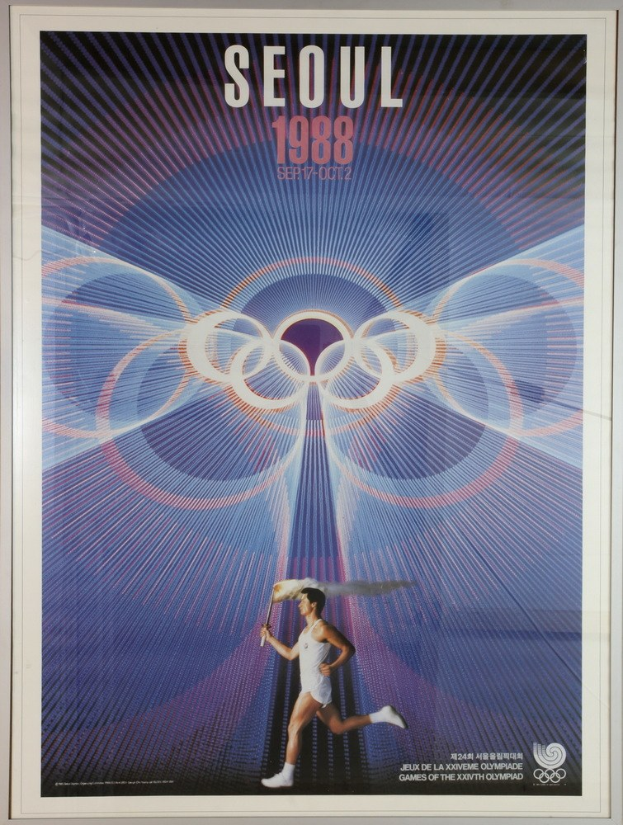 Eine Person, die mit den Olympischen Ringen im Hintergrund läuft und die Wörter "Olympische Spiele" über einem Plakat für die Olympischen Spiele 1988 in Seoul, Südkorea, geschrieben.