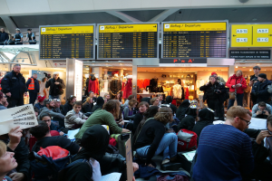 Festgehalten am Flughafen - Aktivisten angeklagt