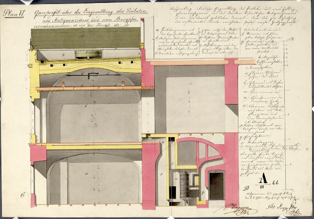 Ausführliches architektonisches Detailbild einer Konzerthalle mit einem Auditorium, kleineren Räumen, detaillierten Wandgestaltungen und einer Decke mit Säulen und Bögen, begleitet von beschreibendem Text.