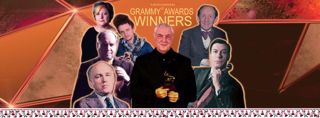 Gruppe von Menschen auf einer Bühne, die einen Preis halten und feiern bei der Grammy Awards-Gewinner-Veranstaltung.