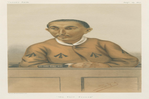 Ein Mann in einem weißen Hemd und dunkler Hose sitzt an einem Tisch und schaut ernst, mit dem Text "Die Rasenbetrügereien" unten im Bild.