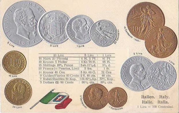 Eine Sammlung italienischer Münzen von 1877–1910, darunter mehrere 20 Lire-Münzen, die auf Papier in einer Reihe angeordnet sind, mit zwei Flaggen darunter, darunter die italienische Flagge.