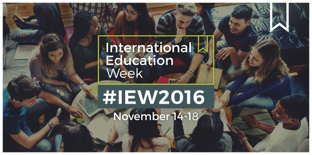 Eine Gruppe von Menschen sitzt auf einer Couch, einige halten Bücher und Stifte, mit dem Text "International Education Week IEW 2016" in der Mitte, in ein Gespräch vertieft.