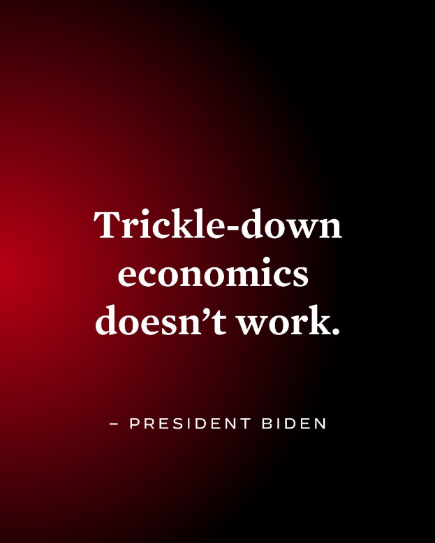 Plakat mit fettem schwarzem Text "Trickle-Down Economics Doesn't Work" auf weißem Hintergrund, umrandet von einem schmalen schwarzen Rahmen, begleitet von einem Zitat des Präsidenten.