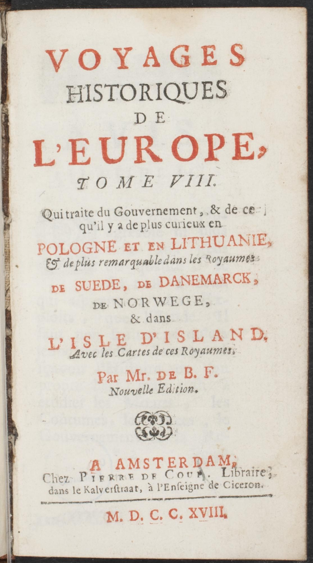 Ein offenes altes Buch mit dem Titel "Voyages Historiques de l'Europe, Tome VIII" und einem klassisch geschrifteten Text auf einer Seite, umgeben von einem dekorativen Rahmen.