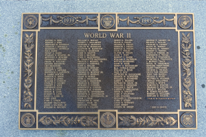 Steintafel an der Fassade eines Gebäudes mit der Inschrift 'Zweiter Weltkrieg'