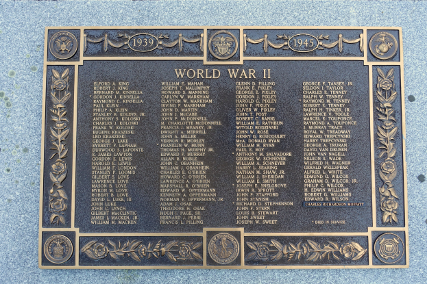 Steintafel an der Fassade eines Gebäudes mit der Inschrift 'Zweiter Weltkrieg'