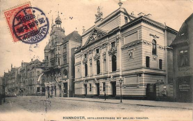 Alte Ansichtskarte von Hannover, Deutschland, die eine Stadtstraße mit Gebäuden, Straßenlaternen, Lampen, Passanten und einem Himmel zeigt, mit Text und einer Briefmarke unten.