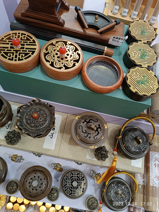 Ein Tisch mit verschiedenen chinesischen Räucherstäbeln, Boxen, Papieren mit Text und anderen Gegenständen, die wahrscheinlich für ein chinesisches Neujahrsfest arrangiert sind.