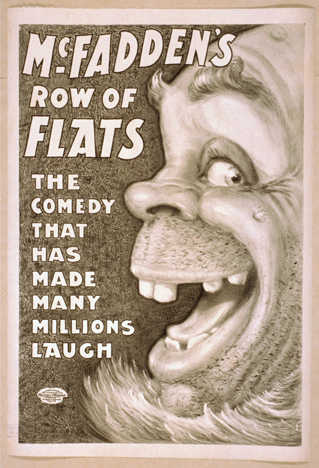 Plakat eines lachenden Menschen mit wilden Haaren, weiten Augen und einem breiten Grinsen vor einem hellgelben Hintergrund, mit dem Text "McFadden's Row of Flats: The Comedy That Has Made Many Millions Laugh."