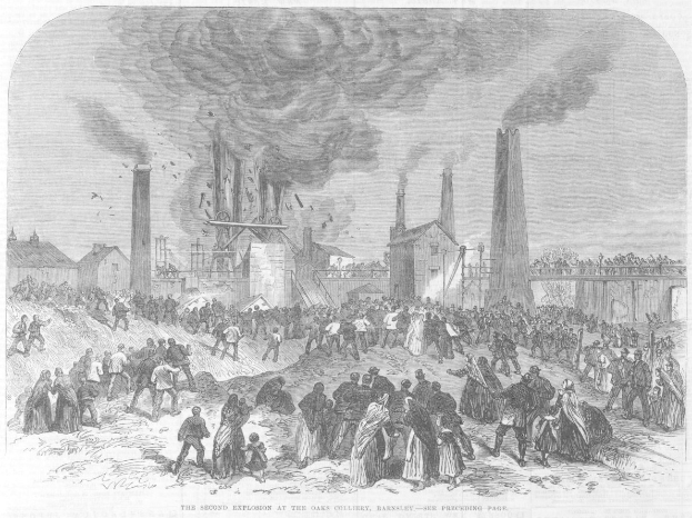 Schwarze und weiße Zeichnung einer Menge vor einem Fabrikgebäude mit rauchenden Schornsteinen, Häusern im Hintergrund und Text unten mit der Aufschrift "Die zweite Explosion im Oaks Colliery, Bakersley, England."
