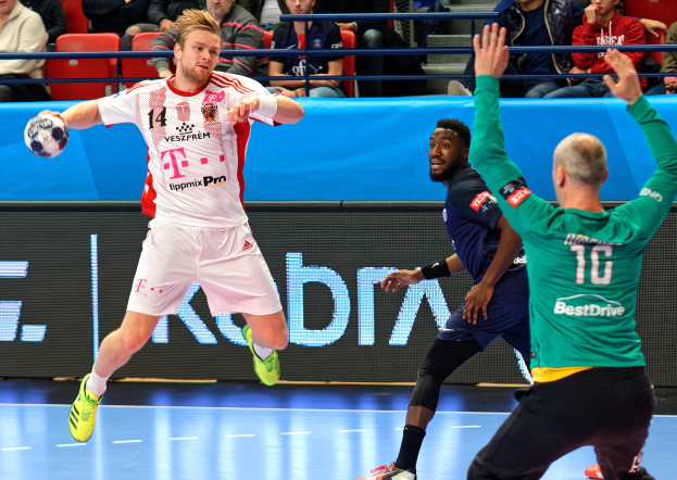 Männer bei einem Handballspiel auf einem Court während des Futsal-Weltmeisterschaft 2019 zwischen Bayern München und Paris Saint-Germain, mit Zuschauern im Hintergrund.