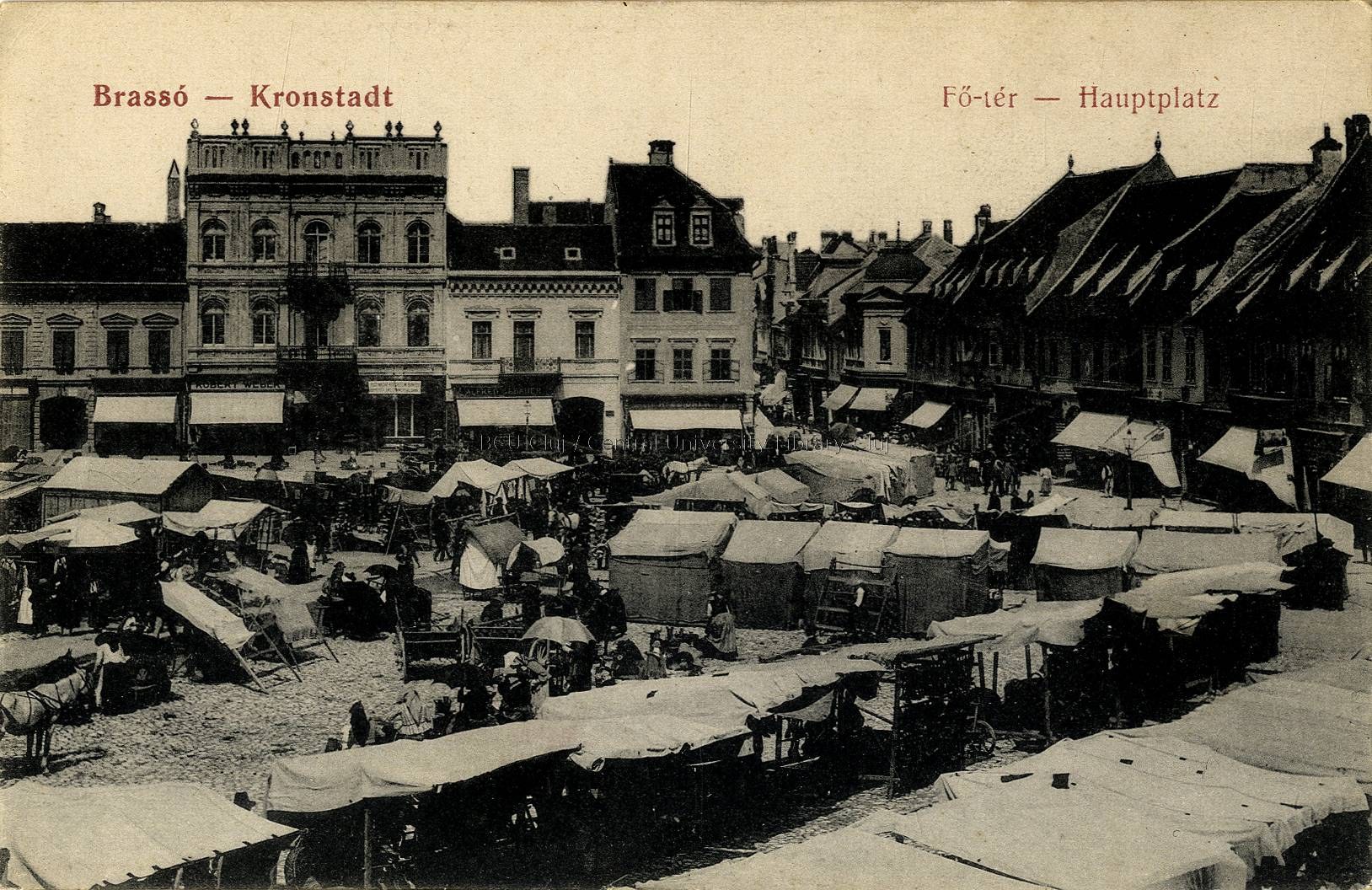 Schwarzes und weißes Foto eines vollen Marktes in Kronstadt, Deutschland, mit Menschen, Zelten und Gebäuden im Hintergrund.