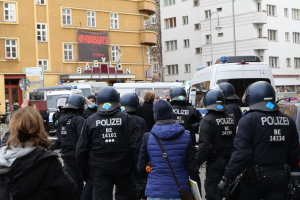 POL-WES: Dinslaken - Eine Person Verletzte sich bei Streit um Fußballspiel