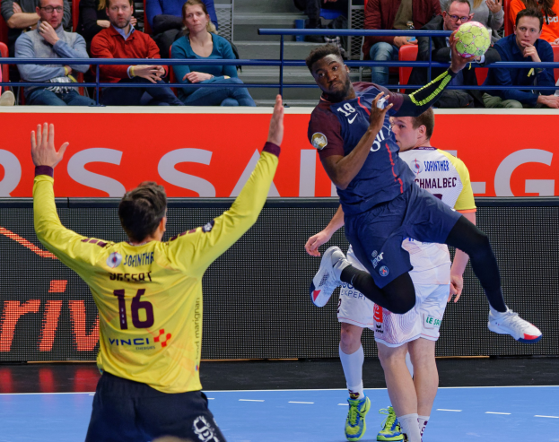 Mannschaft von Männern beim Handballspielen auf einem Court mit einem Ball in der Luft, in einer Halle während des Futsal-Weltmeisterschaftsspiels 2019 zwischen Paris Saint-Germain und Bordeaux.