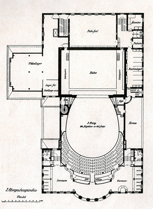 Schwarzes und weißes architektonisches Grundrissbild eines Mehrraumgebäudes mit einem beschrifteten Konzertsaal, wobei Raumdimensionen und Bühnenplatzierung in begleitendem Text angegeben sind.