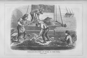 Schwarß-weißes Bild von Menschen in einem Pool bei der Arbeit, einige halten Schaufeln, mit dem Text "Ballast-Heavens bei der Arbeit im Pool" unten.