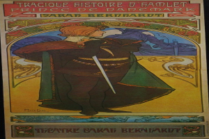 Plakat für ein Sarah Bernhardt-Stück mit einem Mann in einem grünen Umhang, der ein Schwert hält, vor einem tiefblauen Hintergrund mit Sternen.