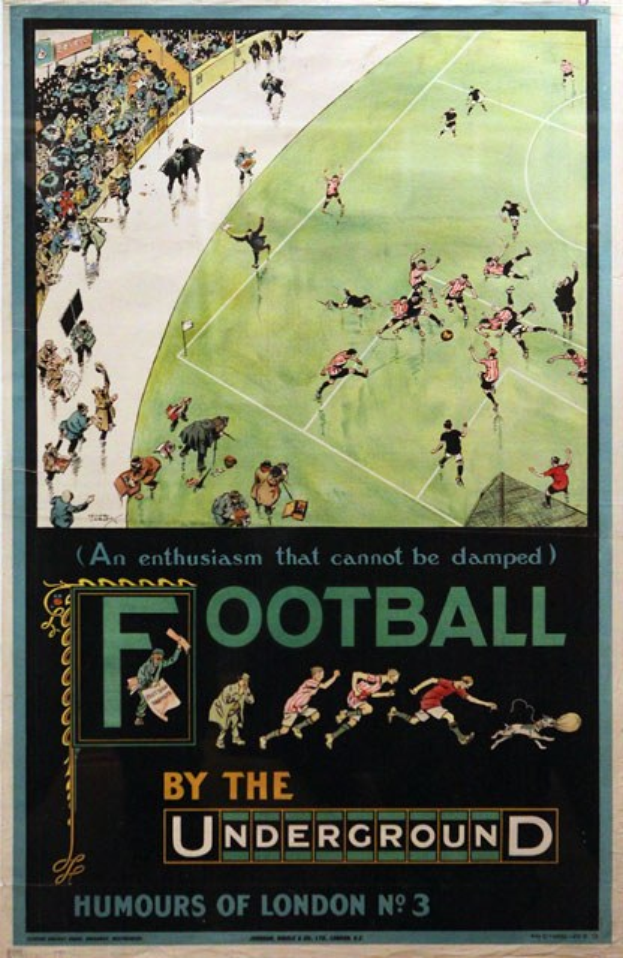 Plakat an einer Wand, das Zuschauer bei einem Fußballspiel in einem Stadion zeigt, mit der Aufschrift "Fußball von der U-Bahn - Londoner Humor Nr. 3" über der Szene.