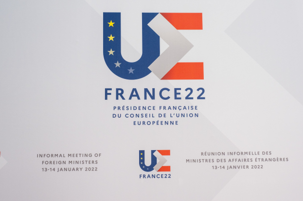 Plakat, das die "Frankreich 22 - Informelle Tagung der Außenminister" mit dem Logo der Europäischen Union ankündigt, mit einem blauen Kreis mit einem weißen Stern und Rahmen auf einem weißen Hintergrund und schwarzer zentrierter Text.