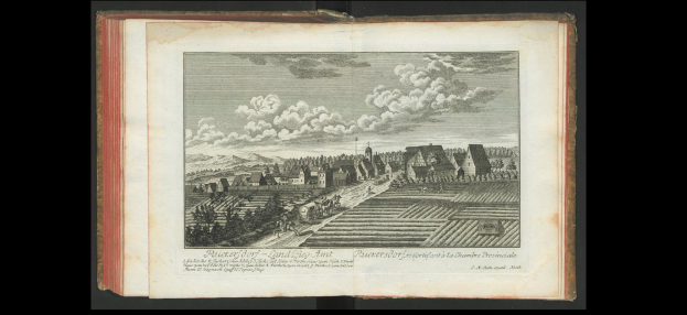 Offenes Buch mit dem Titel "Landschaft des Rhein-Württemberg" (1805) mit einer Dorfillustration mit Häusern, Bäumen, Höllen und Wolken.