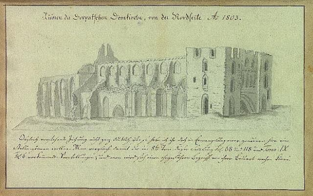 Ein detailliertes Skizze einer verfallenen Kirche in Deutschland, umgeben von Grün, begleitet von einem Papier mit Text und zusätzlichen architektonischen Details.