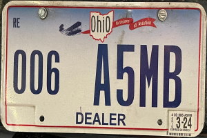 Nahaufnahme eines Autos mit Text und Zahlen auf dem Nummernschild