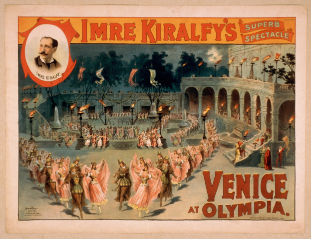Plakat für Imre Kiralfys Super-Spektakel in Venedig bei Olympia, das kostümierte Performer vor einem gebögten und gesäulten Gebäude mit Lichtmästen und Bäumen zeigt.
