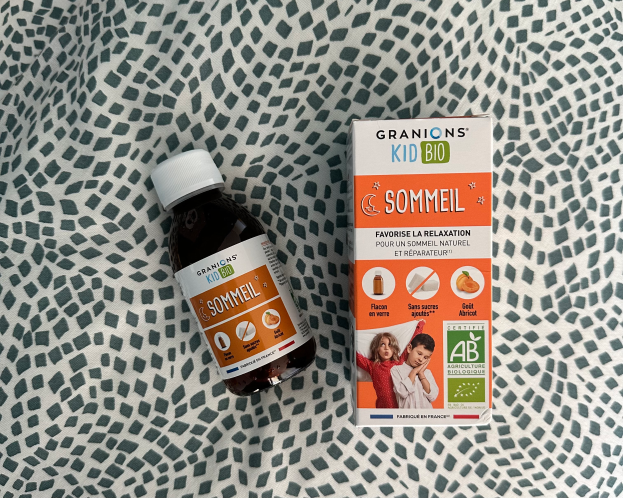 Eine Flasche Granions Kid Bio Sommel steht auf einem Tisch neben einer Schachtel mit Text, der das Produkt beschreibt.