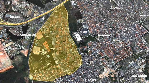 Luftaufnahme einer Stadt mit Gebäuden, Straßen, Bäumen und Gras, mit einer zentralen Karte eines geplanten Baugrundstücks.