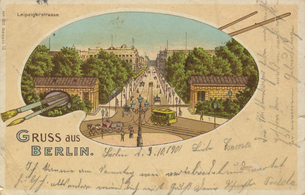 Alte Postkarte, die eine Straßenansicht in Berlin, Deutschland, mit Bäumen, Gebäuden, Straßenlaternen, Fahrzeugen, Passanten und einem Himmel im Hintergrund zeigt und handgeschriebene Texte enthält.