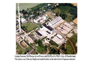 Eine Luftaufnahme eines Industriegebiets in Leipzig, Deutschland, mit Gebäuden, Bäumen, Straßen und anderen Objekten und dem Text "Leipzig Germany - Bell Europe" unten.