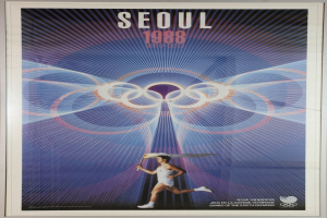 Plakat für die Olympischen Spiele 1988 in Seoul, Südkorea, das einen Läufer mit den Olympischen Ringen und dem Text "Olympische Spiele" oben zeigt.