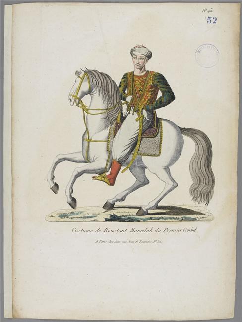 Ein Mann in einem farbenfrohen, detailreichen Kostüm der Premier-Court reitet auf einem weißen Pferd mit Sattel und Zaumzeug, mit sichtbarem Text auf dem Papier.