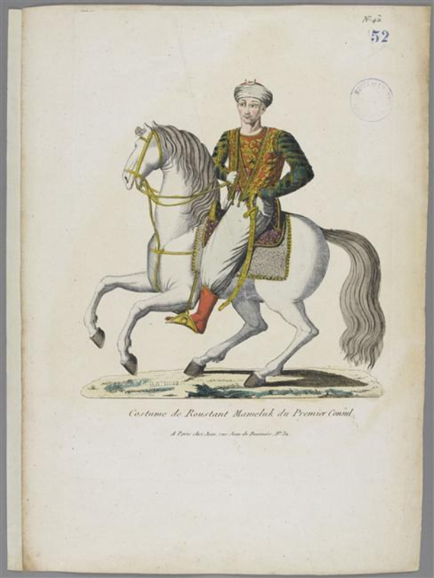 Ein Mann in einem farbenfrohen, detailreichen Kostüm der Premier-Court reitet auf einem weißen Pferd mit Sattel und Zaumzeug, mit sichtbarem Text auf dem Papier.