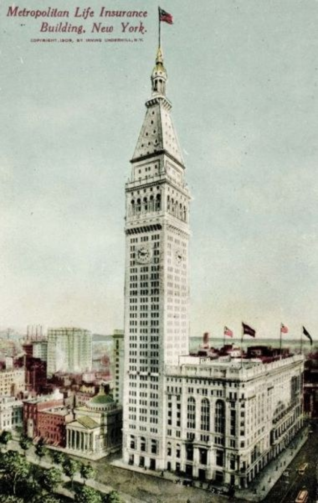Alte Ansichtskarte des Metropolitan Life Insurance Building in New York City, die eine belebte Stadtlandschaft mit Gebäuden, Bäumen und Fahrzeugen zeigt, mit dem Text "Metropolitan Life Insurance" oben.