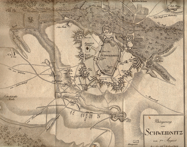 Detailierte alte Karte von Schweidnitz, Deutschland, zeigt Straßen, Gebäude und Sehenswürdigkeiten mit begleitendem Text über Bevölkerung, Geschichte und Kultur.