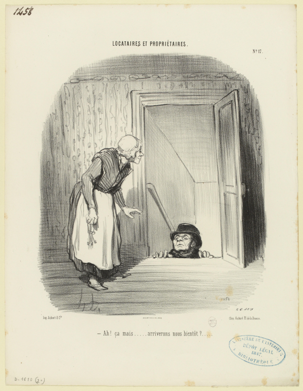 Eine ältere Frau steht vor einer Tür, neben ihr liegt ein Mann auf dem Boden; Text und ein Stempel sind unten im Bild zu sehen.