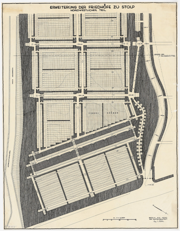Alte Stadtkarte mit detaillierten Gebäudelayouts, einschließlich handgeschriebener Texte zur Beschreibung der Stadtstruktur.