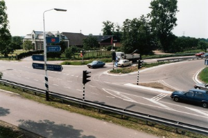POL-REK: 250828-2: Fahrer verliert Kontrolle im Kreisverkehr nach angeblicher Raserei